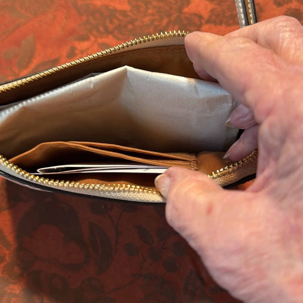 Coach NWT Designer Tan and Cream Wristlet - Picture 3 of 6